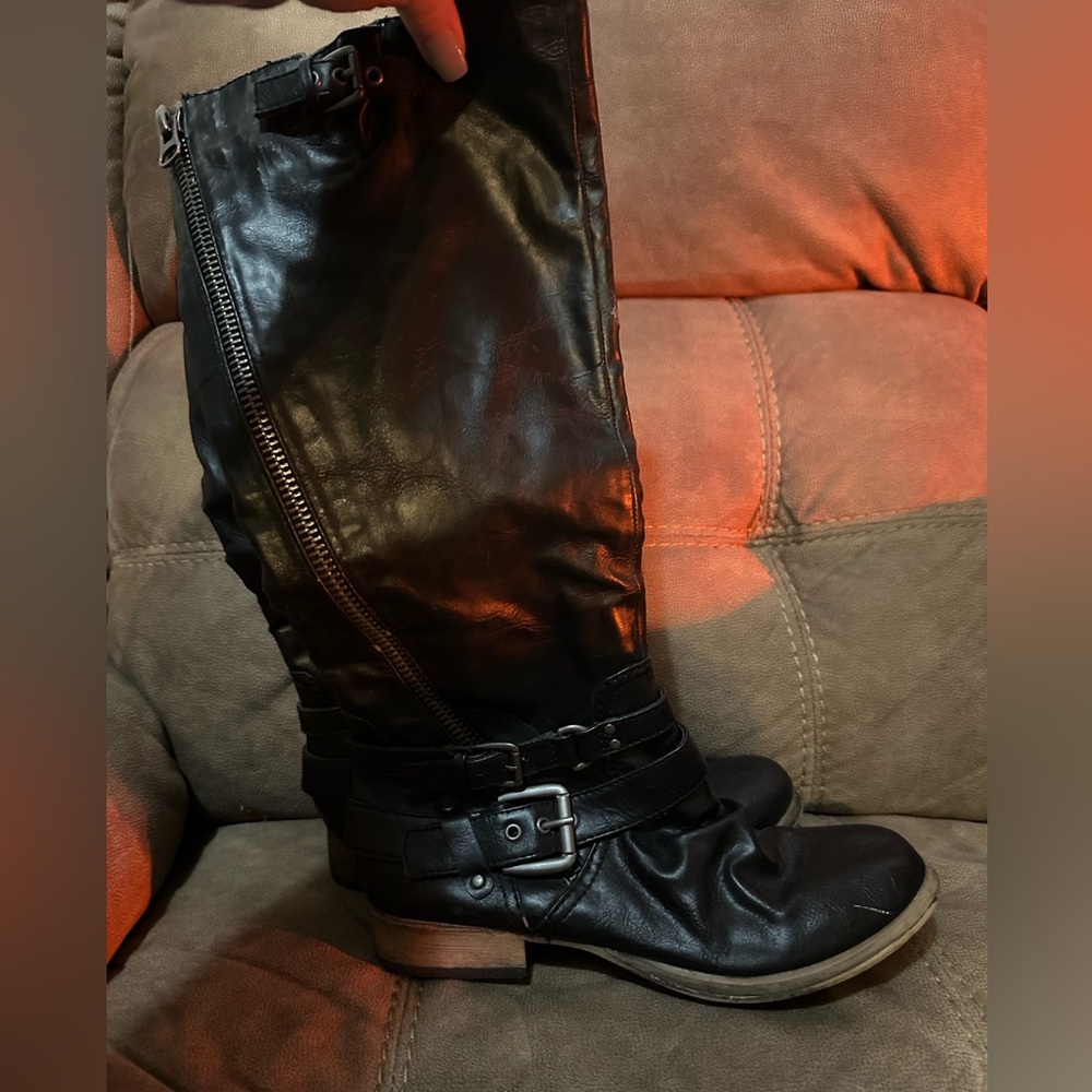 Women’s black  boots. Super cute!
